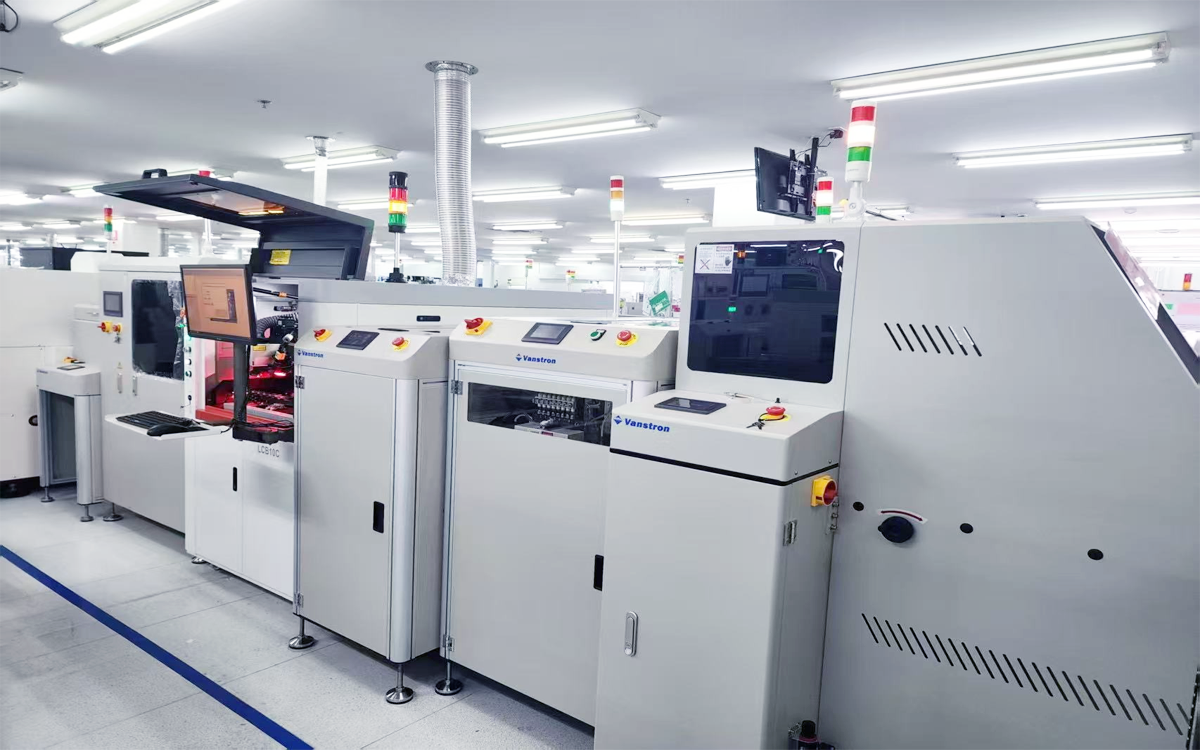 Kompletn&iacute; řada strojů pro manipulaci s PCB od Vanstron